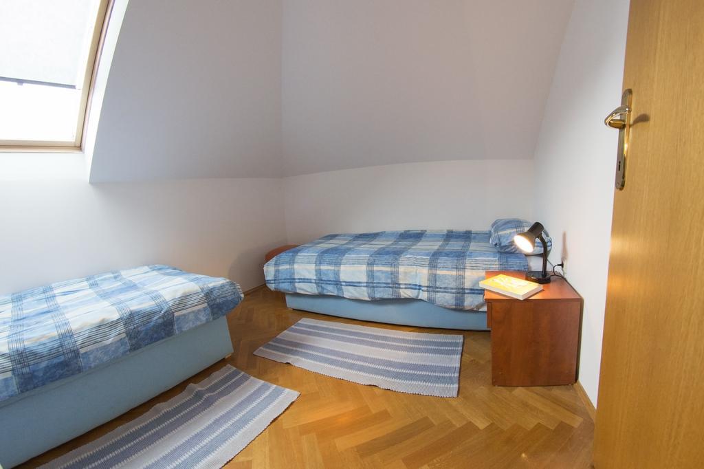 Apartment Oreskovic Оточац Екстер'єр фото