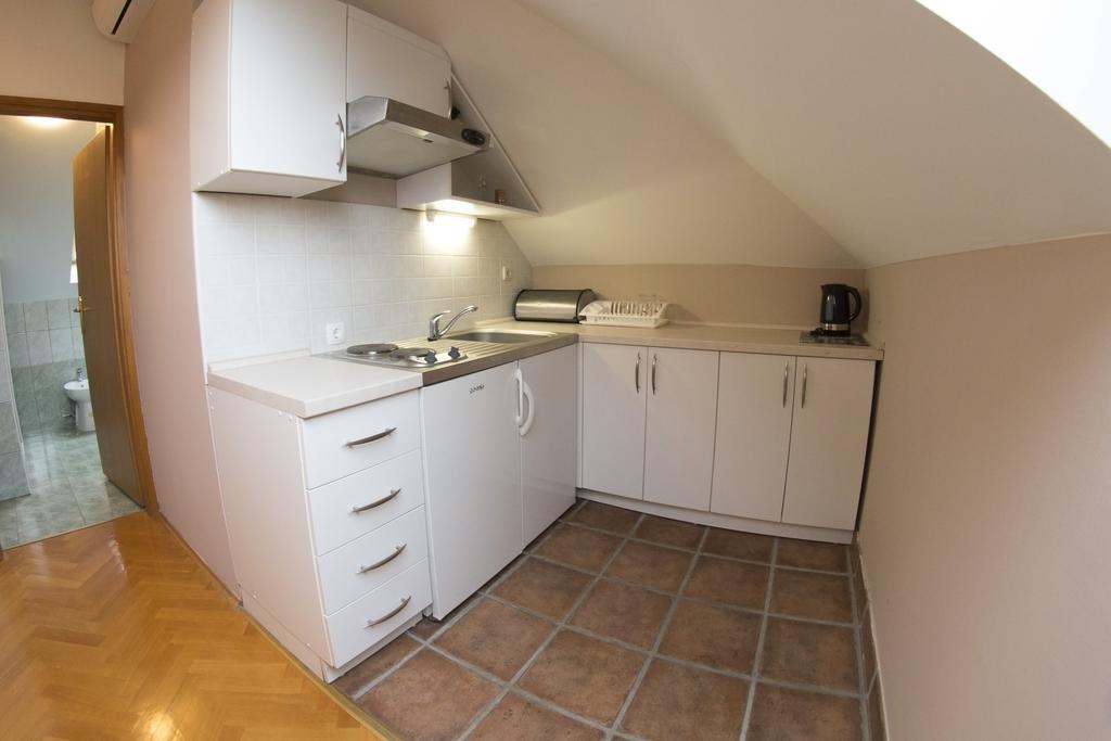 Apartment Oreskovic Оточац Екстер'єр фото