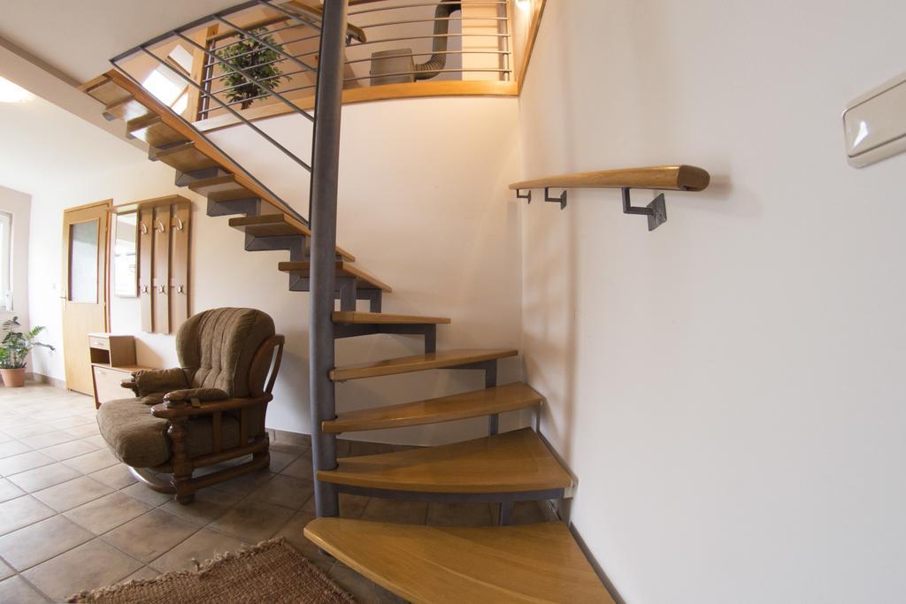 Apartment Oreskovic Оточац Екстер'єр фото