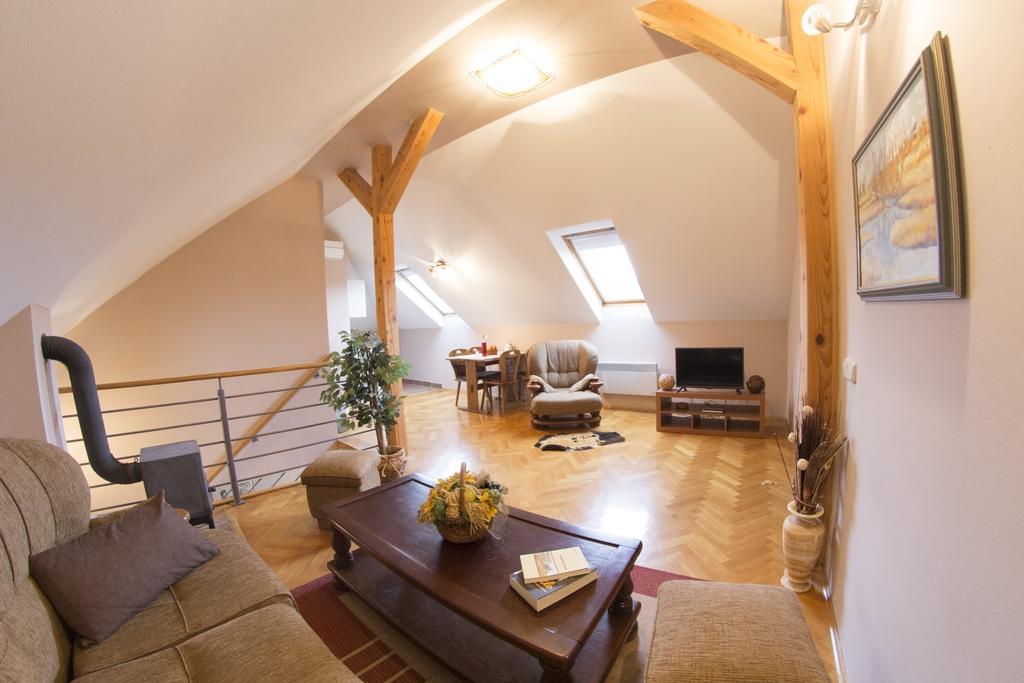 Apartment Oreskovic Оточац Екстер'єр фото